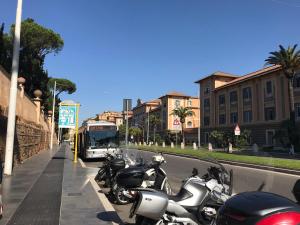 een rij motorfietsen geparkeerd aan de kant van een straat bij Di Martino Residence in Rome