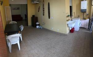 ラティーナにあるCasa MALÙの洗面台、テーブル、トイレが備わる客室です。