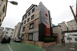 a building in the middle of a parking lot at Hi Hotel in Ulsan