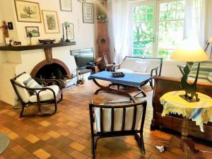 a living room filled with furniture and a fireplace at XAVIER 62 Maison Familiale 4 Chambres au Calme in Pyla-sur-Mer