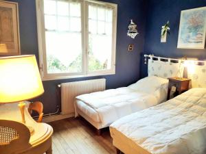 a bedroom with two beds and a window at XAVIER 62 Maison Familiale 4 Chambres au Calme in Pyla-sur-Mer +3 photos