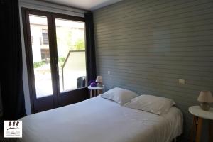 Postel nebo postele na pokoji v ubytování Enzo Hôtels - ST Eloy Metz Amneville By Kyriad Direct