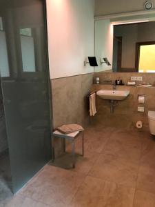 Ein Badezimmer in der Unterkunft Gästehaus Alte Glaserei
