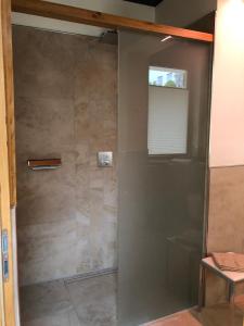 Ein Badezimmer in der Unterkunft Gästehaus Alte Glaserei