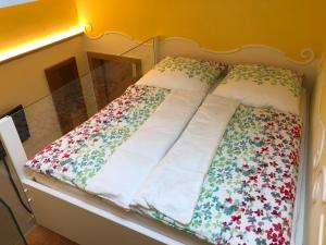 Ein Bett oder Betten in einem Zimmer der Unterkunft Gästehaus Alte Glaserei