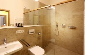 Ein Badezimmer in der Unterkunft Gästehaus Alte Glaserei