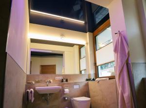 Ein Badezimmer in der Unterkunft Gästehaus Alte Glaserei