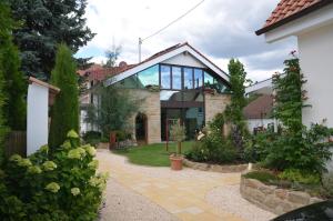 ein Haus mit Glasfenstern und einem Garten in der Unterkunft Gästehaus Alte Glaserei in Neustadt an der Weinstraße