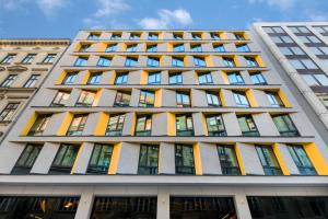 um edifício alto com muitas janelas em D8 Hotel em Budapeste