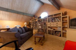a living room with a couch and book shelves at Domaine De La Combotte in Nantoux
