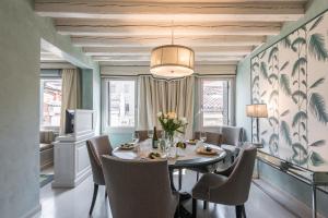 una sala da pranzo con tavolo e sedie di Gondolieri Terrace- Dimora Italia Collection - a Venezia