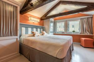 A bed or beds in a room at Gondolieri Terrace- Dimora Italia Collection -