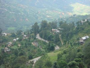 un camino sinuoso en un pueblo en una montaña en Shiva Guest House, en Dhulikhel