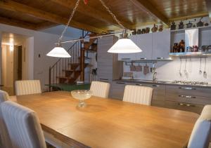 アルベロベッロにあるB&B Cenzinaのダイニングルーム(木製テーブル、椅子、照明付) +42枚の写真