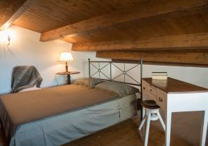 アルベロベッロにあるB&B Cenzinaのベッドルーム1室(ベッド1台、デスク付)
