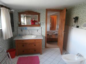 a bathroom with a sink and a mirror at Treibweg 41 in Husum