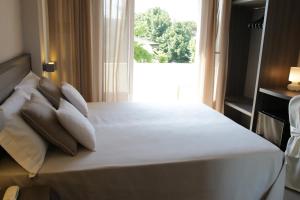 A bed or beds in a room at Hotel Crystal