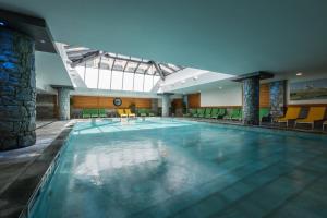 Bazén v ubytování CGH Résidences & Spas Le Napoléon nebo v jeho okolí