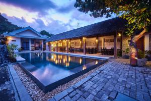 - une piscine en face d'une maison dans l'établissement Cocotinos Lembeh a Boutique Dive Lodge, à Bitung
