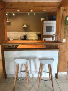 Kuchyň nebo kuchyňský kout v ubytování Appartement Sevrier terrasse et jardin