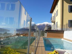 The swimming pool at or close to Villa Perla del Lago