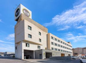 um edifício com uma torre de relógio em cima em B&B HOTEL Elche em Elche