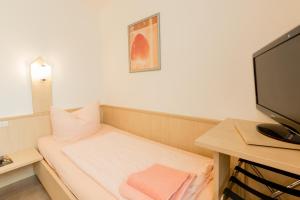 Un pat sau paturi într-o cameră la Hotel Restaurant Fallerhof