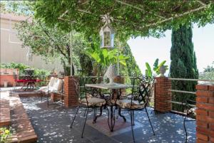 CASA DORA With Garden,Sea View + Parking 레스토랑 또는 맛집