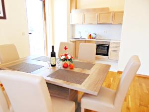 Kuchyň nebo kuchyňský kout v ubytování ApartHotel Belvedere Residence Becici Budva