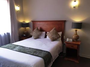 เตียงในห้องที่ Nolangeni Hotel