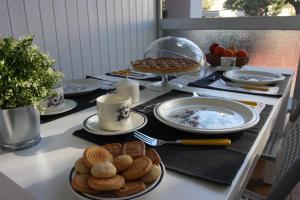 una tavola con piatti di cibo su un tavolo di Villa della Tartaruga a Casal Palocco