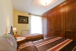 Posteľ alebo postele v izbe v ubytovaní Miriam Sea Front Apartment Jacuzzi