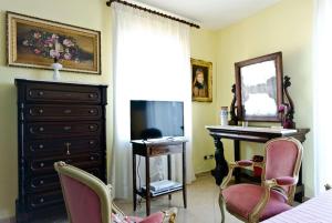 Televízia a/alebo spoločenská miestnosť v ubytovaní Miriam Sea Front Apartment Jacuzzi