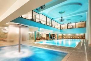 einen Pool in einem Hotel mit blauer Decke in der Unterkunft Dolina Charlotty Resort&Spa in Słupsk