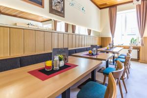 a dining room with tables and chairs in a restaurant at Altes Schulhaus in Zeltingen-Rachtig