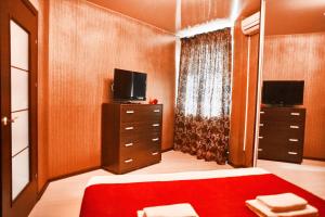 A television and/or entertainment centre at Five Stars Ideal