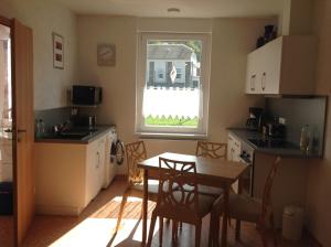 a small kitchen with a table and a window at Privatvermietung Gründel in Thermalbad Wiesenbad