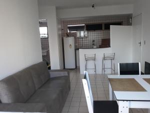 sala de estar con sofá y cocina en Apto próximo praia Recife, en Recife