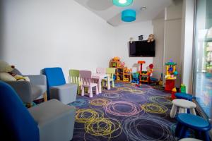 TV a/nebo společenská místnost v ubytování Apartamenty Villa Baltica Rewal - jacuzzi na dachu, wi-fi, parking w cenie