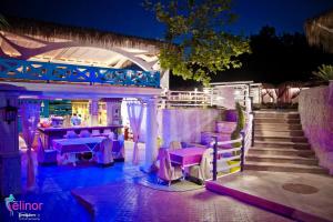 ハスコヴォにあるElinor Complexの紫色のテーブルと椅子が並ぶレストラン