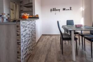 A kitchen or kitchenette at Apartamento Nuevo con Encanto