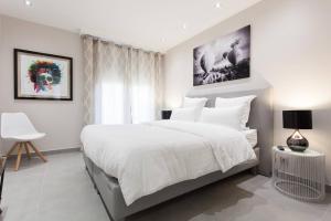 Marriott- Croisette: Superb 3 bedrooms/ 3 bathsにあるベッド