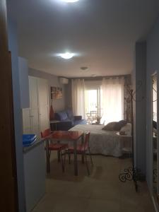 タリファにあるSunset Tarifaのベッドルーム1室(ベッド1台、テーブル、椅子付)