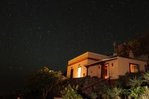 una pequeña casa bajo un cielo estrellado por la noche en El Níspero, en Fuencaliente de la Palma