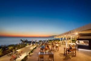 restauracja z widokiem na ocean w nocy w obiekcie Aminess Planet Camping Holiday Homes Maravea w mieście Novigrad