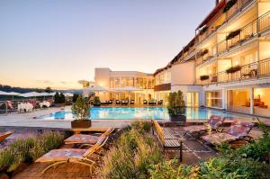 Bazén v ubytování Hotel Kronelamm im Schwarzwald nebo v jeho okolí