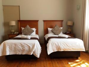 เตียงในห้องที่ Nolangeni Hotel