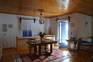 a living room with a table and a dining room sidx sidx sidx at Petroto house in Fragkades