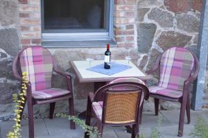 ヘリングスドルフにあるVilla Inge Appartement 1のテーブル(ワイン1本付)と椅子2脚