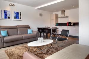 - un salon avec un canapé et une table dans l'établissement Le 15-Appartments Collioure, à Collioure